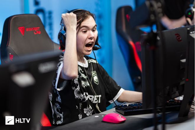 士板凳席的 士板凳席的