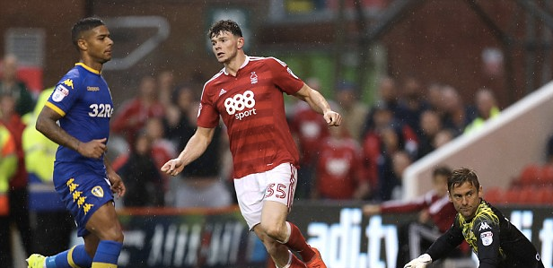 成人女星：初恋男友让我爱上阿森纳，画人体彩绘看球想让大家记住.